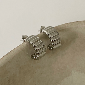 Mini Emma Ribbed Earrings- Silver|2105